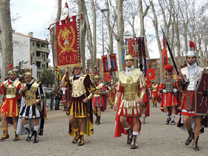 75&egrave; aniversari Associaci&oacute; de Jes&uacute;s Crucificat - Manaies de Girona. Vexillatio Gerundensis. Desfilada de 781 manaies pels carrers de Girona