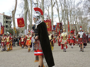 75&egrave; aniversari Associaci&oacute; de Jes&uacute;s Crucificat - Manaies de Girona. Vexillatio Gerundensis. Desfilada de 781 manaies pels carrers de Girona