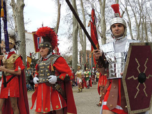 75&egrave; aniversari Associaci&oacute; de Jes&uacute;s Crucificat - Manaies de Girona. Vexillatio Gerundensis. Desfilada de 781 manaies pels carrers de Girona