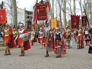 75&egrave; aniversari Associaci&oacute; de Jes&uacute;s Crucificat - Manaies de Girona. Vexillatio Gerundensis. Desfilada de 781 manaies pels carrers de Girona