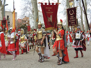 75&egrave; aniversari Associaci&oacute; de Jes&uacute;s Crucificat - Manaies de Girona. Vexillatio Gerundensis. Desfilada de 781 manaies pels carrers de Girona