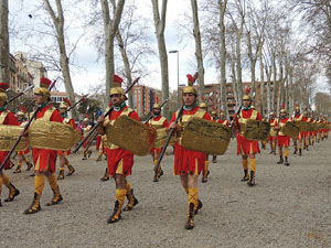 75&egrave; aniversari Associaci&oacute; de Jes&uacute;s Crucificat - Manaies de Girona. Vexillatio Gerundensis. Desfilada de 781 manaies pels carrers de Girona