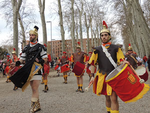 75&egrave; aniversari Associaci&oacute; de Jes&uacute;s Crucificat - Manaies de Girona. Vexillatio Gerundensis. Desfilada de 781 manaies pels carrers de Girona