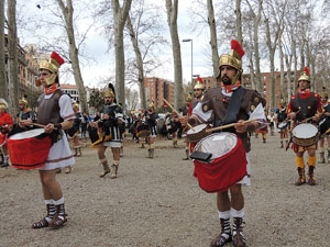 75&egrave; aniversari Associaci&oacute; de Jes&uacute;s Crucificat - Manaies de Girona. Vexillatio Gerundensis. Desfilada de 781 manaies pels carrers de Girona