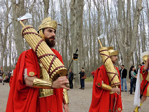 75&egrave; aniversari Associaci&oacute; de Jes&uacute;s Crucificat - Manaies de Girona. Vexillatio Gerundensis. Desfilada de 781 manaies pels carrers de Girona