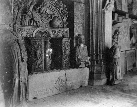 Detall de les obres exposades al claustre del monestir de Sant Pere de Galligants, seu del Museu Arqueològic