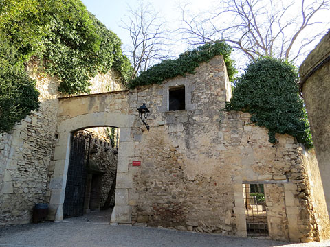Portal d'entrada a la Caserna dels Alemanys