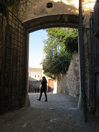 Portalada d'entrada al complex de la caserna