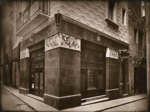 Exterior de la farmàcia Ribas a la plaça de les Castanyes