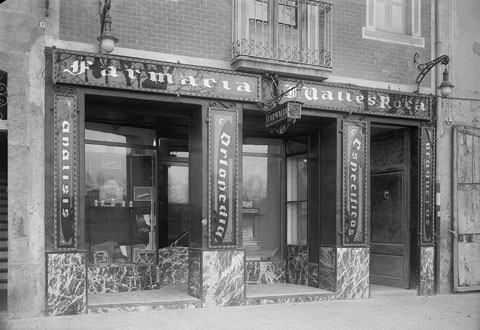 Façana de la farmàcia J.Vallés Roca, al carrer del Carme