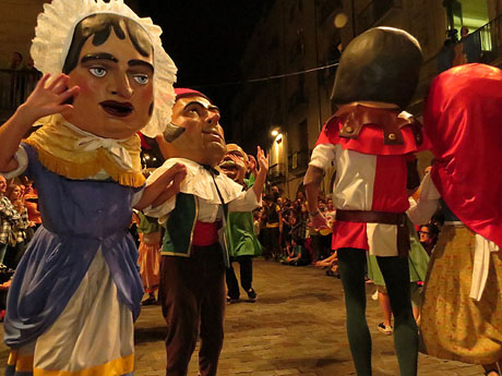 Ballades de capgrossos, gegants i Àguila de la ciutat a la plaça del Vi