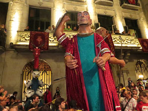 Fires de Girona 2014. Ballades de capgrossos, gegants i &Agrave;guila de la ciutat a la pla&ccedil;a del Vi