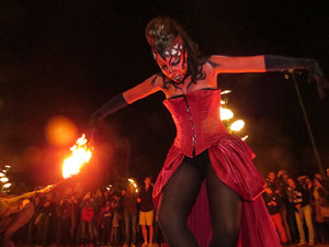 Fires de Girona 2014. Espectacle la bella i les b&egrave;sties, a c&agrave;rrec de Carros de Foc