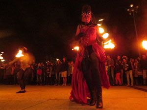Fires de Girona 2014. Espectacle la bella i les b&egrave;sties, a c&agrave;rrec de Carros de Foc