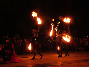 Fires de Girona 2014. Espectacle la bella i les b&egrave;sties, a c&agrave;rrec de Carros de Foc