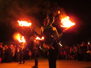 Fires de Girona 2014. Espectacle la bella i les b&egrave;sties, a c&agrave;rrec de Carros de Foc