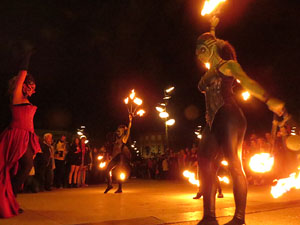Fires de Girona 2014. Espectacle la bella i les b&egrave;sties, a c&agrave;rrec de Carros de Foc