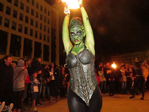 Fires de Girona 2014. Espectacle la bella i les b&egrave;sties, a c&agrave;rrec de Carros de Foc