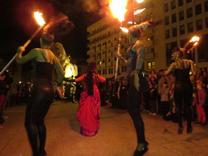 Fires de Girona 2014. Espectacle la bella i les b&egrave;sties, a c&agrave;rrec de Carros de Foc