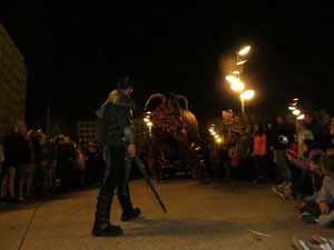 Fires de Girona 2014. Espectacle la bella i les b&egrave;sties, a c&agrave;rrec de Carros de Foc