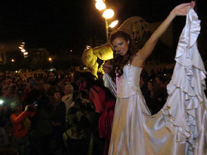 Fires de Girona 2014. Espectacle la bella i les b&egrave;sties, a c&agrave;rrec de Carros de Foc