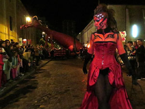 Fires de Girona 2014. Espectacle la bella i les b&egrave;sties, a c&agrave;rrec de Carros de Foc