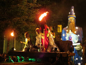 Fires de Girona 2014. Espectacle la bella i les b&egrave;sties, a c&agrave;rrec de Carros de Foc