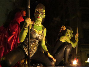 Fires de Girona 2014. Espectacle la bella i les b&egrave;sties, a c&agrave;rrec de Carros de Foc
