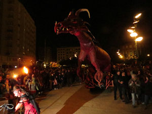 Fires de Girona 2014. Espectacle la bella i les b&egrave;sties, a c&agrave;rrec de Carros de Foc