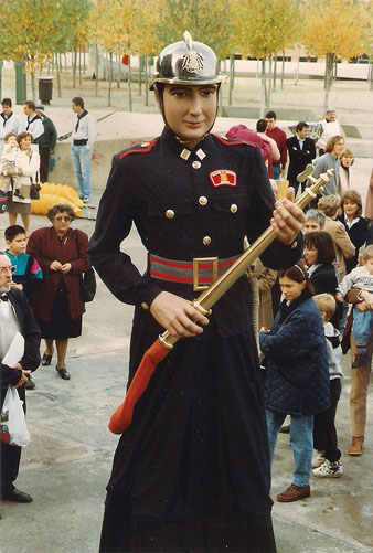 El gegantó Narcís Bomber a la plaça de la Constitució durant les Fires de 1995