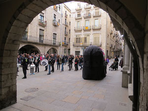 Girona10. Cercavila amb Girona Marxing Band i la Mula Baba