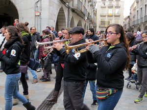 Girona10. Cercavila amb Girona Marxing Band i la Mula Baba