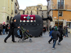 Girona10. Cercavila amb Girona Marxing Band i la Mula Baba