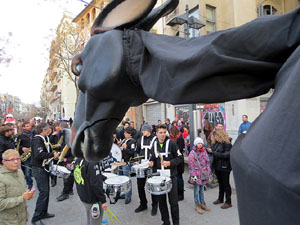 Girona10. Cercavila amb Girona Marxing Band i la Mula Baba
