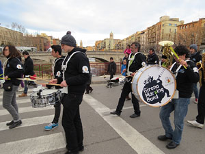 Girona10. Cercavila amb Girona Marxing Band i la Mula Baba