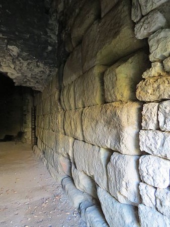 Carreus de sorrenca, de factura romana, a l'interior de les dependències de la Torre Gironella