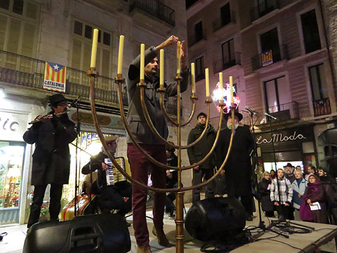 Encesa del xamaix, a partir de la llum del qual s'encenen les altres espelmes