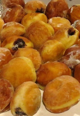 Sufganiot, una mena de bunyols rodons fregits i farcits amb melmelada o crema, cobert de sucre glacé