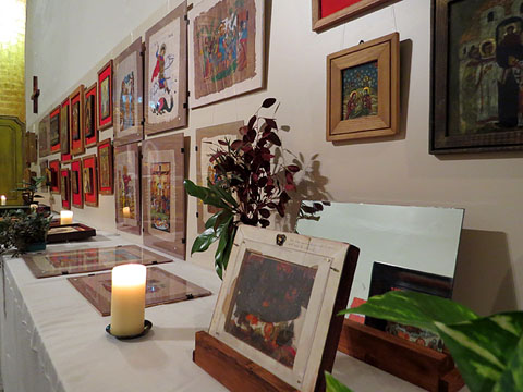 Peces de l'exposició a la capella del Pilar de l'església del Carme