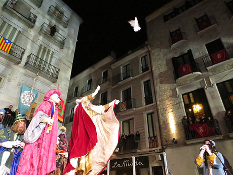 La Cavalcada de Reis 2015. Arribada a la plaça del Vi