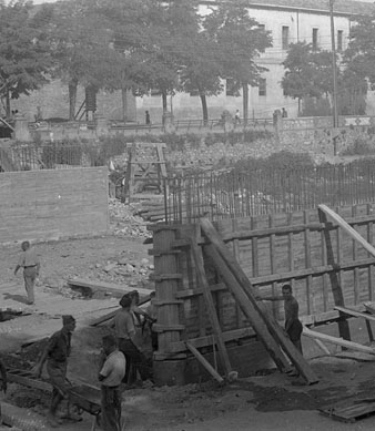 Obres de construcció del pont de l'alferes Huarte, que comunica la plaça Calvet i Rubalcaba amb el carrer del Carme. 1941