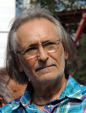 L'artista Max Var&eacute;s, autor de l'escultura, durant la benedicci&oacute;