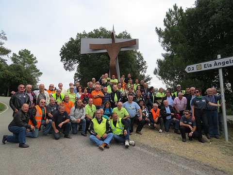 Foto de grup de components de l'Associaci&oacute; de Motos Hist&ograve;riques Gironines amb els promotors de la benedicci&oacute;