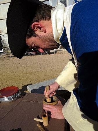 Fuseller del Regiment de Sant Narc&iacute;s preparant la p&ograve;lvora