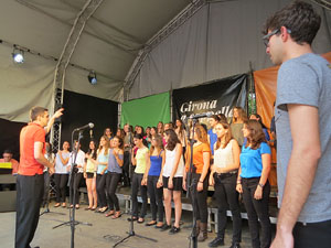 Festival A Capella 2015. Cor Jove del Conservatori Isaac Alb&eacute;niz a la pla&ccedil;a de la Independ&egrave;ncia