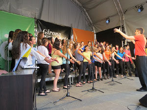Festival A Capella 2015. Cor Jove del Conservatori Isaac Alb&eacute;niz a la pla&ccedil;a de la Independ&egrave;ncia