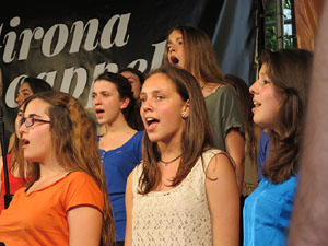 Festival A Capella 2015. Cor Jove del Conservatori Isaac Alb&eacute;niz a la pla&ccedil;a de la Independ&egrave;ncia