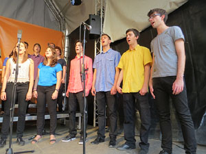 Festival A Capella 2015. Cor Jove del Conservatori Isaac Alb&eacute;niz a la pla&ccedil;a de la Independ&egrave;ncia