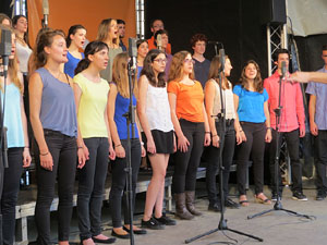 Festival A Capella 2015. Cor Jove del Conservatori Isaac Alb&eacute;niz a la pla&ccedil;a de la Independ&egrave;ncia