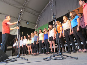 Festival A Capella 2015. Cor Jove del Conservatori Isaac Alb&eacute;niz a la pla&ccedil;a de la Independ&egrave;ncia